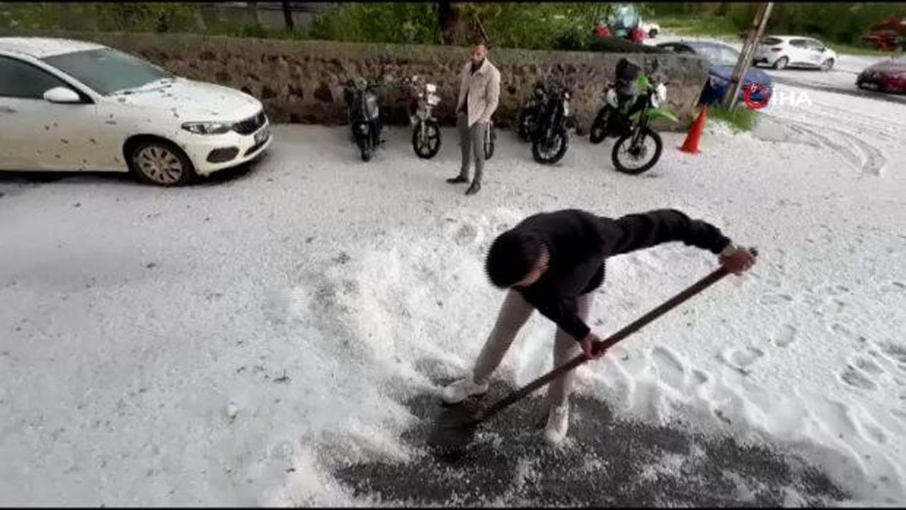 Kars'a dolu yağdı: Vatandaşlar kar temizler gibi kürek salladı
