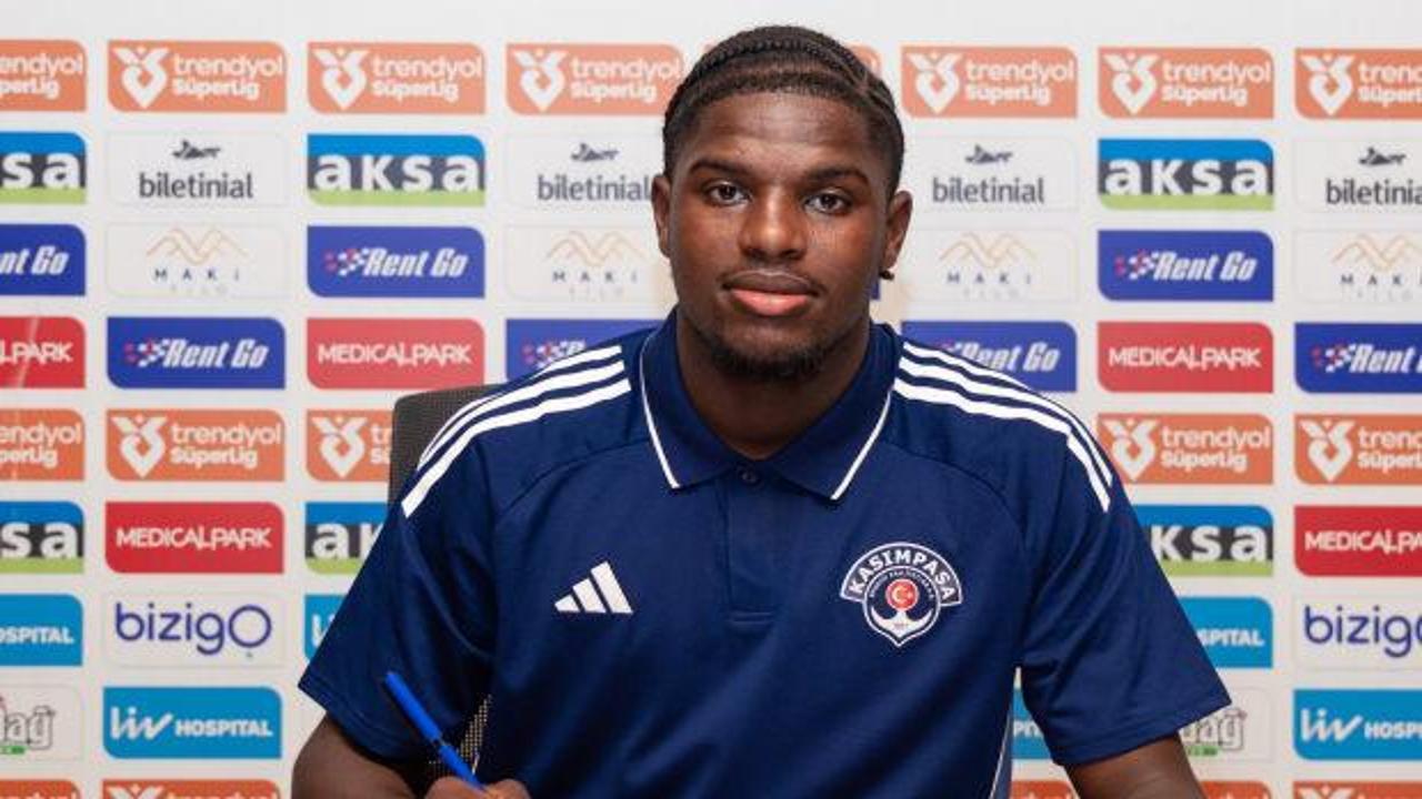 Kasımpaşa'nın yeni transferi Elson Mendes imza töreninde görülüyor.