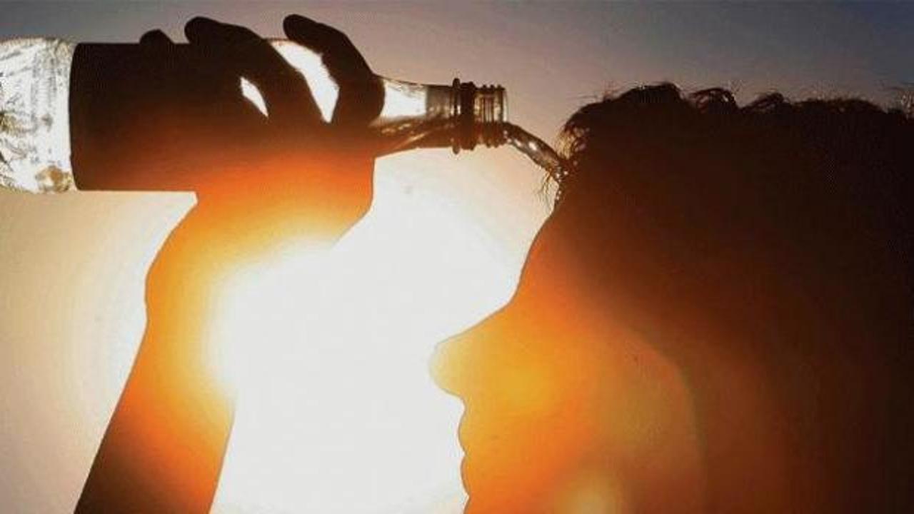 Diyarbakır'da sıcak havadan bunalan vatandaşlar parklarda ve ağaç altlarında serinliyor.