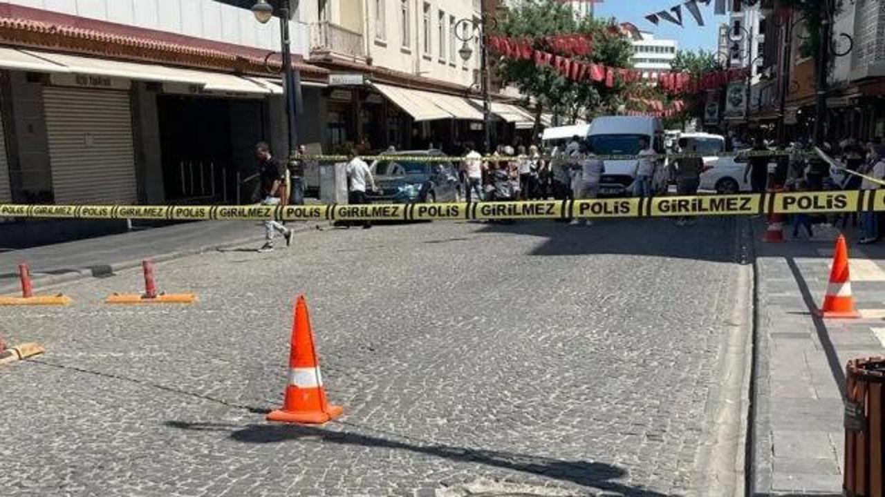 Diyarbakır'daki Yapı Kredi şubesine yapılan silahlı saldırı sonrası olay yeri incelemesi yapan polis ekipleri.