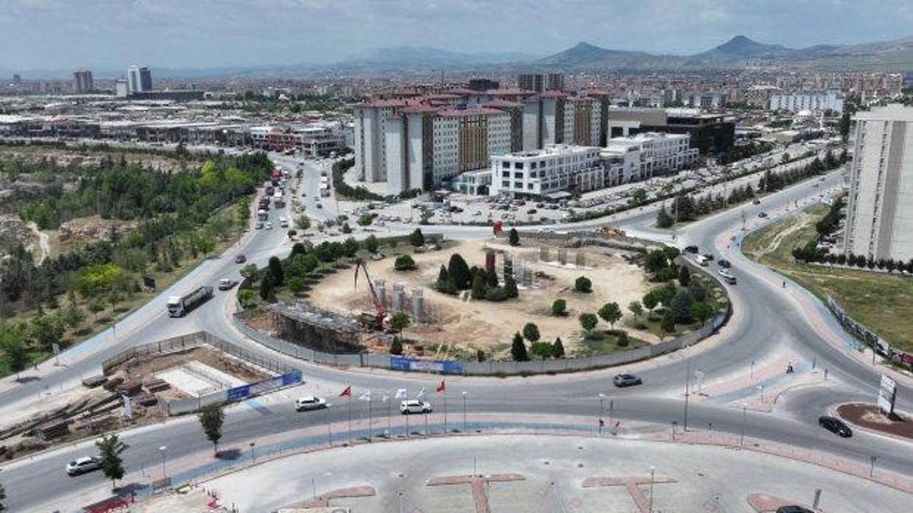 Konya Büyükşehir Belediye Başkanı Uğur İbrahim Altay tramvay üst geçit çalışmalarını inceliyor.