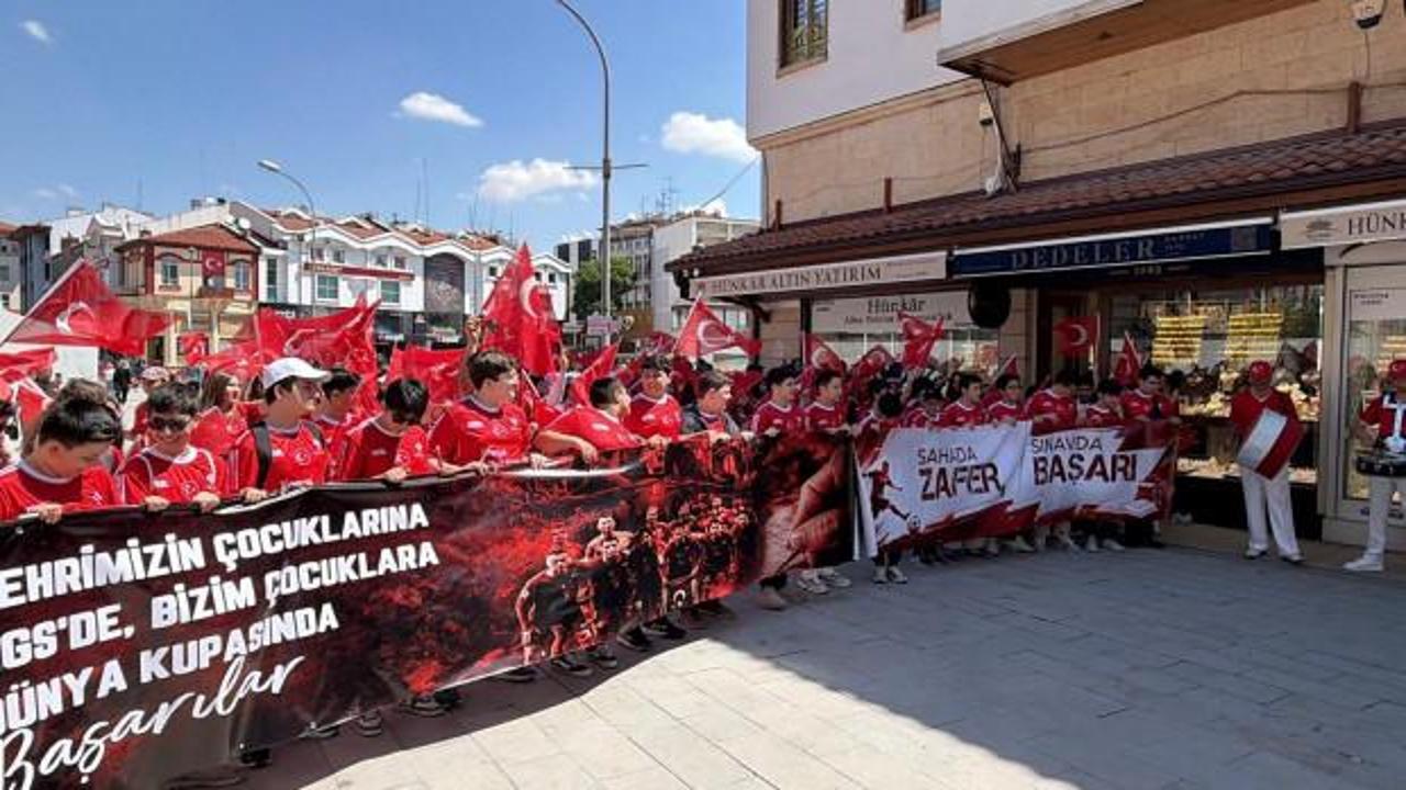 Konya'da LGS ve Milli Takım'a destek yürüyüşünden genel plan görüntü.
