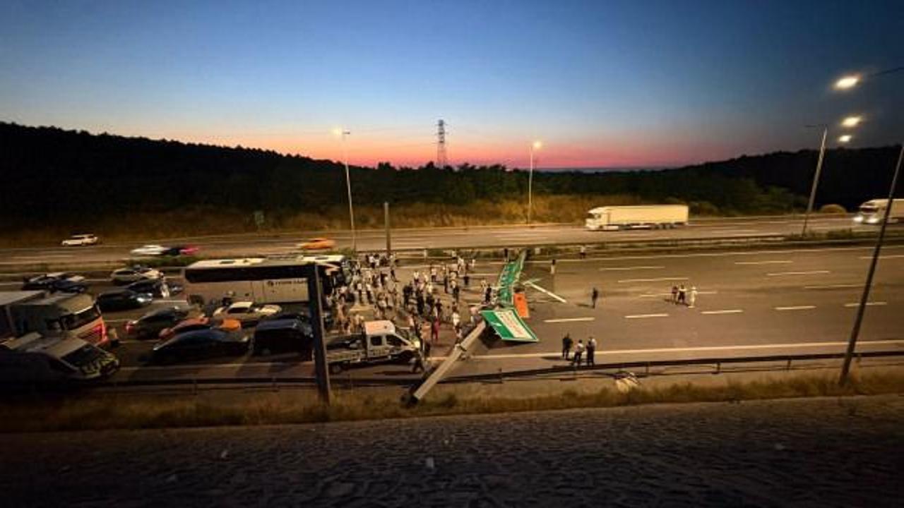 Kuzey Marmara Otoyolu'nda meydana gelen trafik kazası sonrası çekilmiş genel bir görünüm.