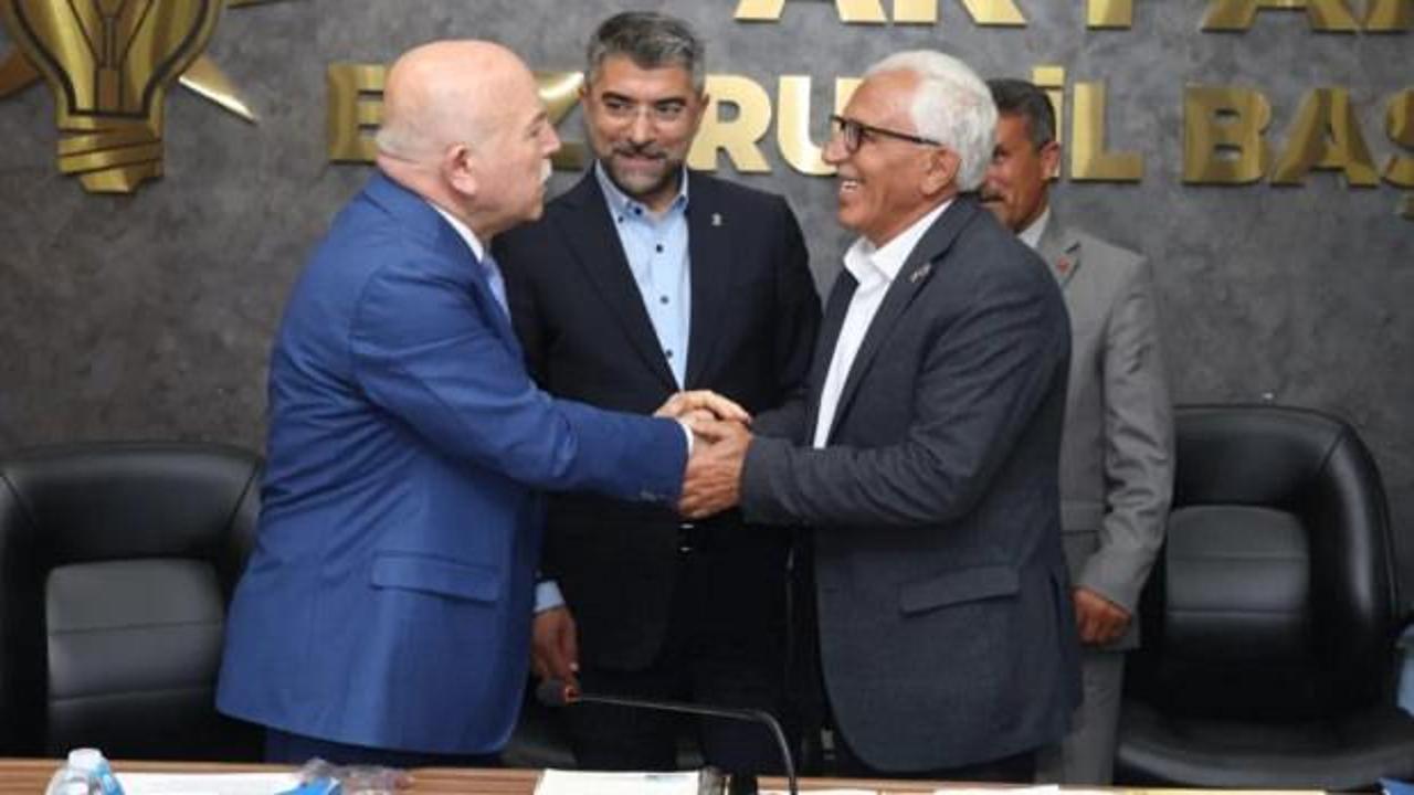 Ahmet Yıldırım'a AK Parti rozeti takılırken çekilmiş bir fotoğraf.