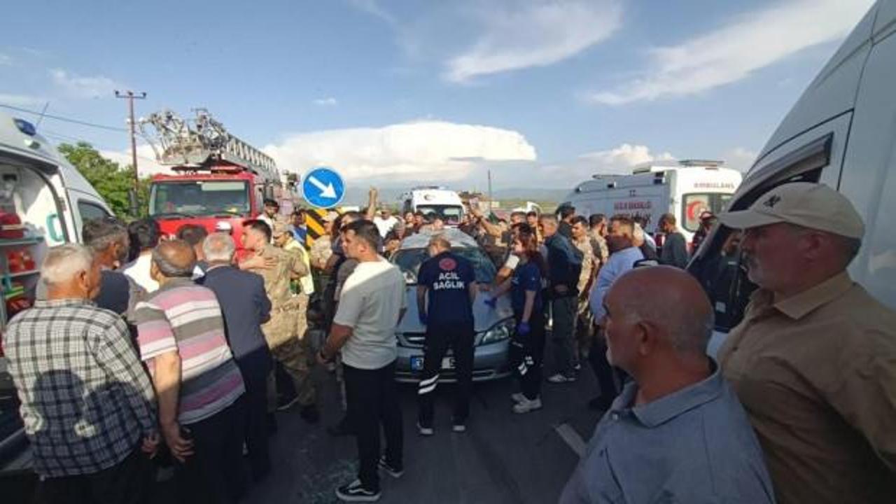 Muradiye'de minibüs ve otomobilin karıştığı trafik kazasında yaralılar ambulansla hastaneye taşınıyor.