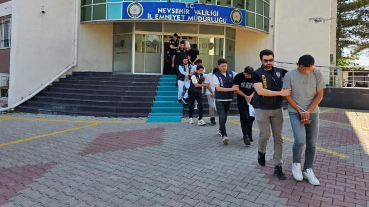 Polis ekiplerinin dolandırıcılık operasyonu sırasında zanlıları gözaltına alması.