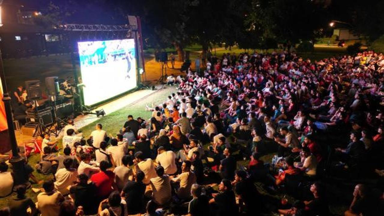 Gaziantep'te milli maç heyecanı için kurulan dev ekran