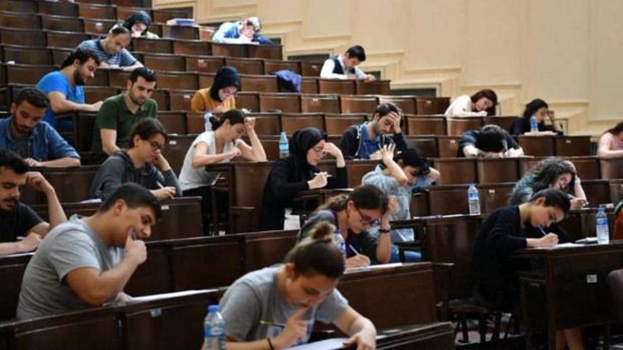 Öğrenciler üniversite kampüsünde yürüyor.