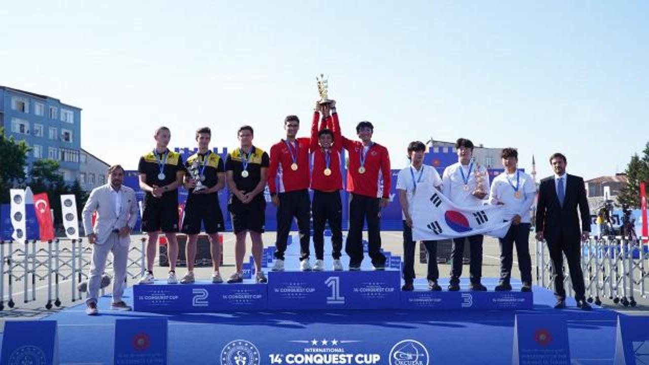 Fetih Kupası kapanış töreninden sporcular ve protokol görüntüsü