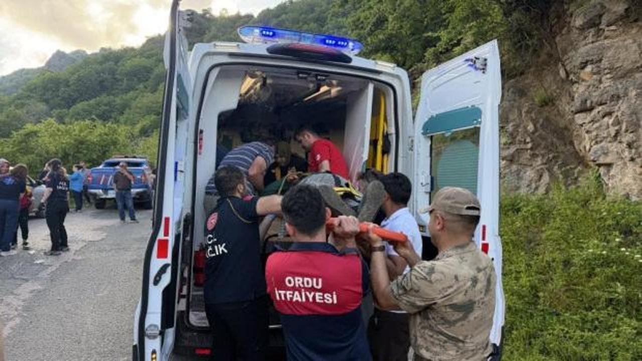 Ordu'da uçuruma yuvarlanan minibüs ve olay yerine gelen sağlık ekipleri.