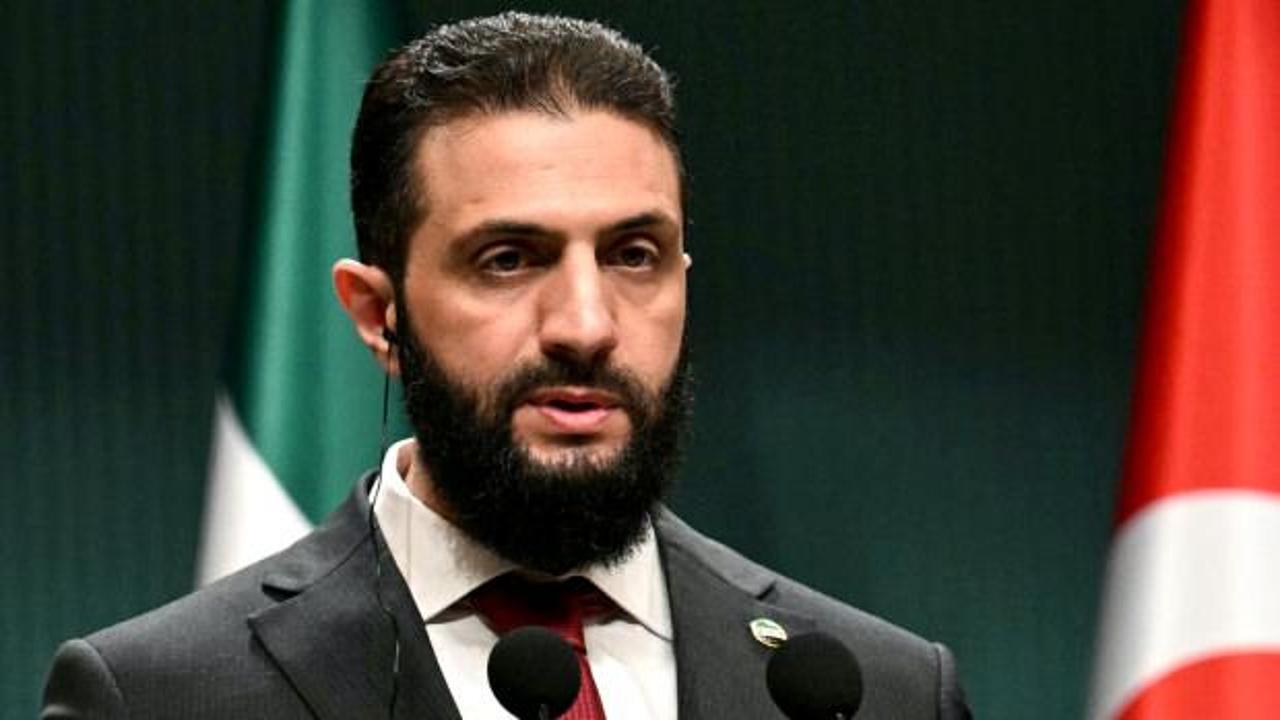 Suriye Cumhurbaşkanı Ahmed Şara bir toplantıda konuşurken