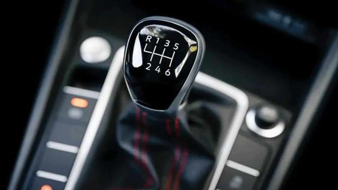 Sürüş halindeki modern bir otomobilin direksiyonu ve vites kolu detayı
