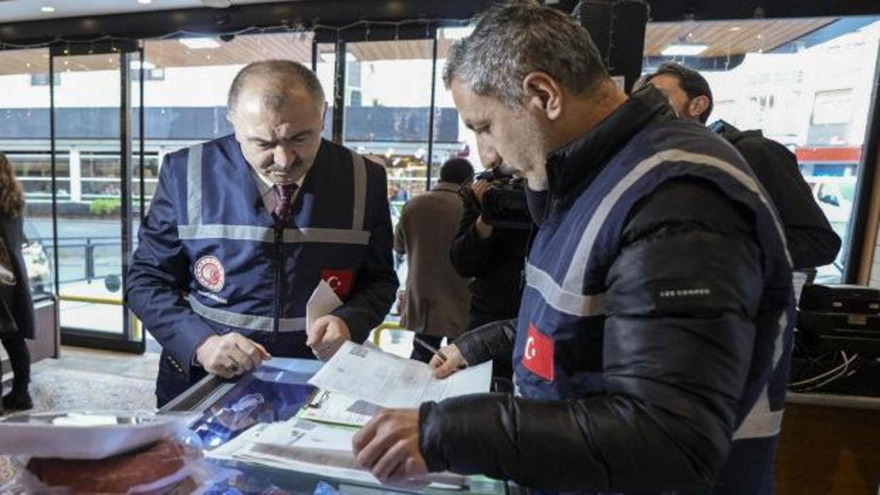 Ticaret Bakanlığı logosu ve üzerinde "Servis Ücreti Yasaktır" yazısı.