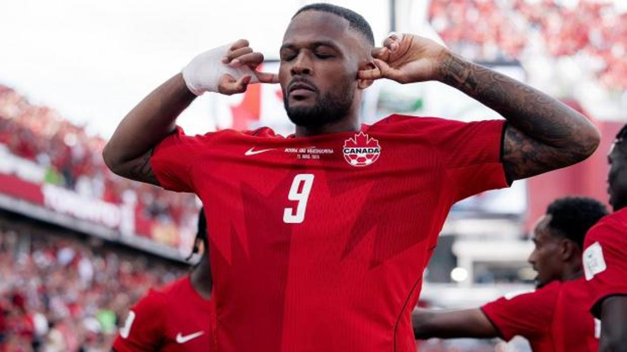 Kanada ve Bosna Hersek milli takımlarının futbolcuları Dünya Kupası maçında sahada.
