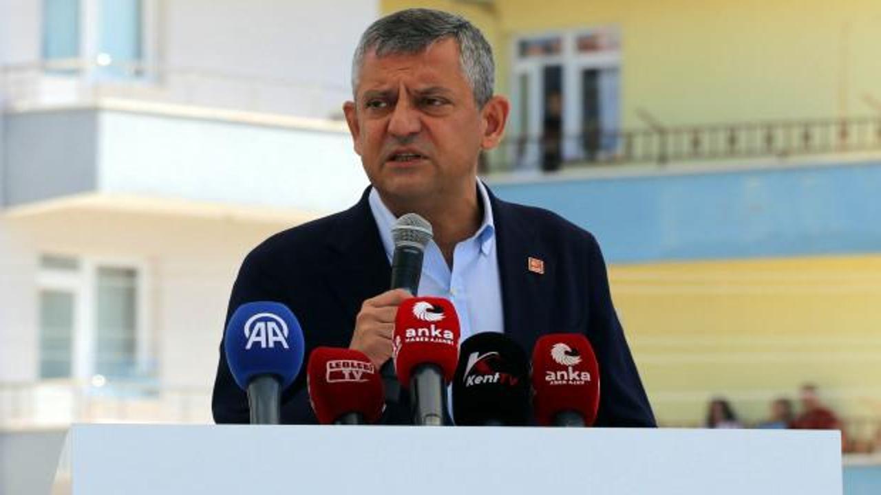 Özgür Özel ve Kemal Kılıçdaroğlu'nun siyasi durumunu gösteren soyut görsel.