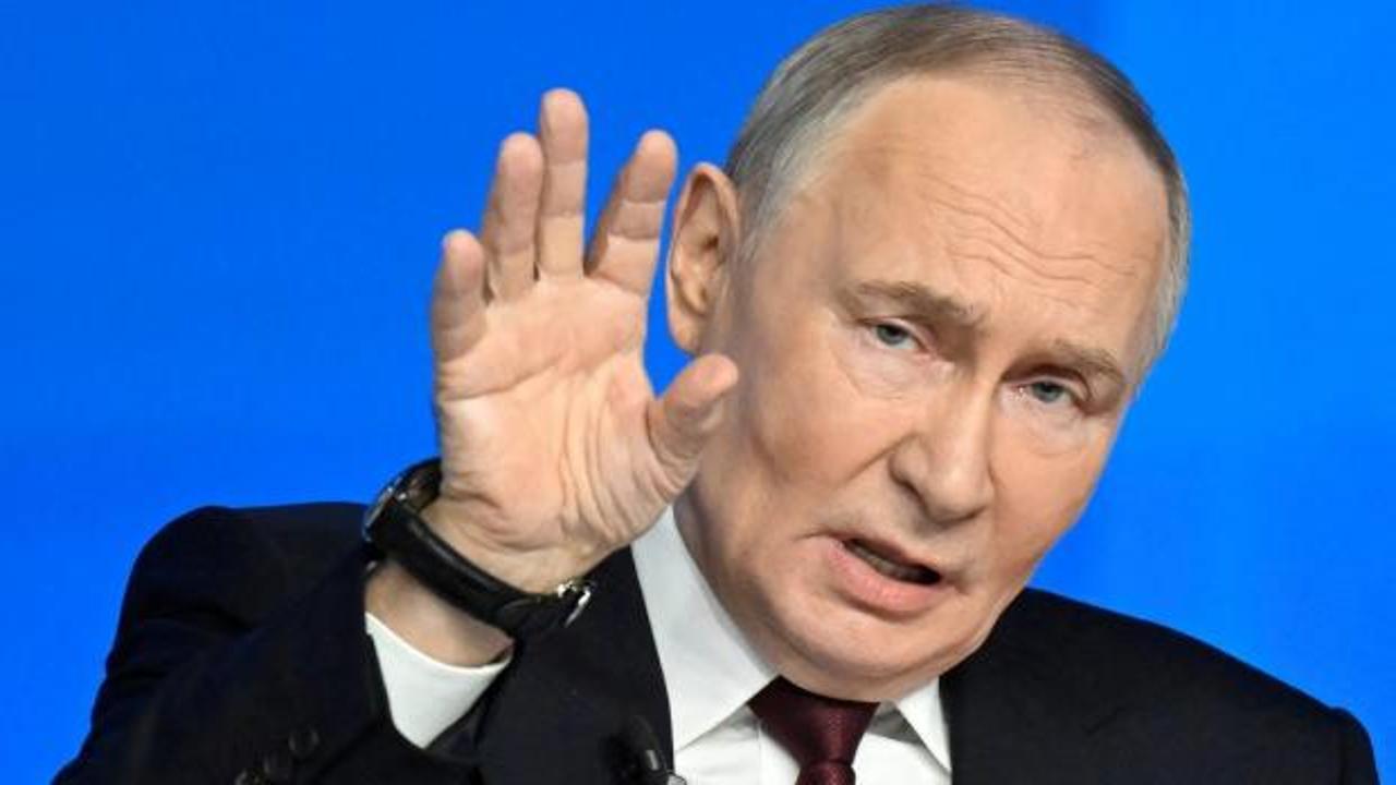 Rusya Devlet Başkanı Vladimir Putin konuşma yaparken