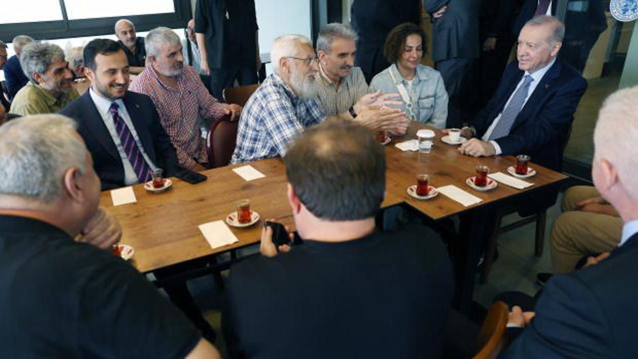 Cumhurbaşkanı Erdoğan'ın vatandaşlarla sohbet ettiği ve çay içtiği anlardan bir kare.
