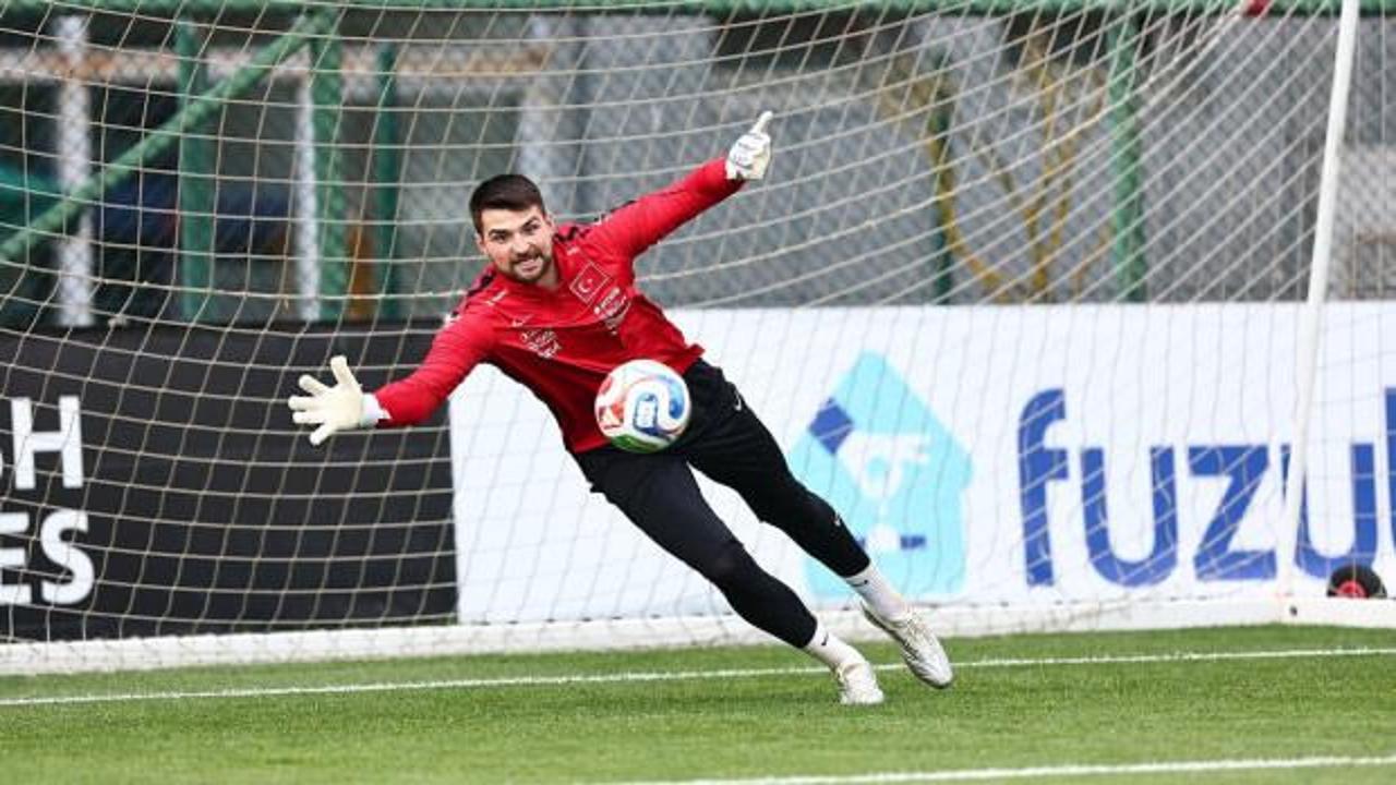 Milli kaleci Ersin Destanoğlu'nun Beşiktaş formasıyla çekilmiş bir fotoğrafı.