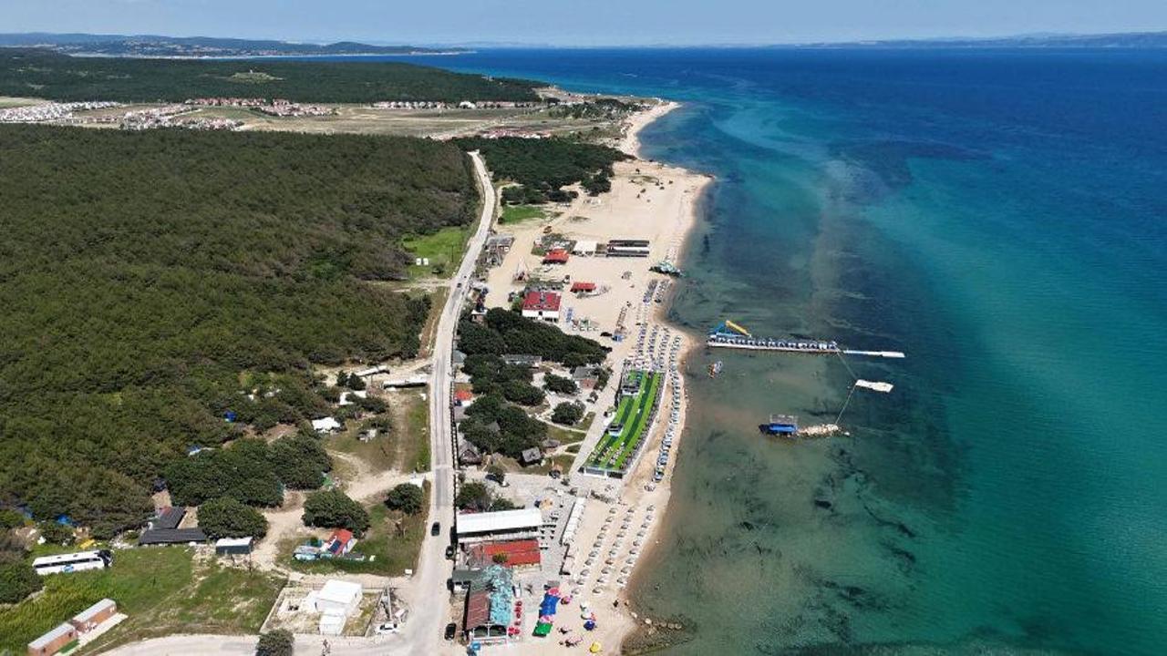 Saros Körfezi'nde turkuaz renkli denizin ve plajın genel görünümü.