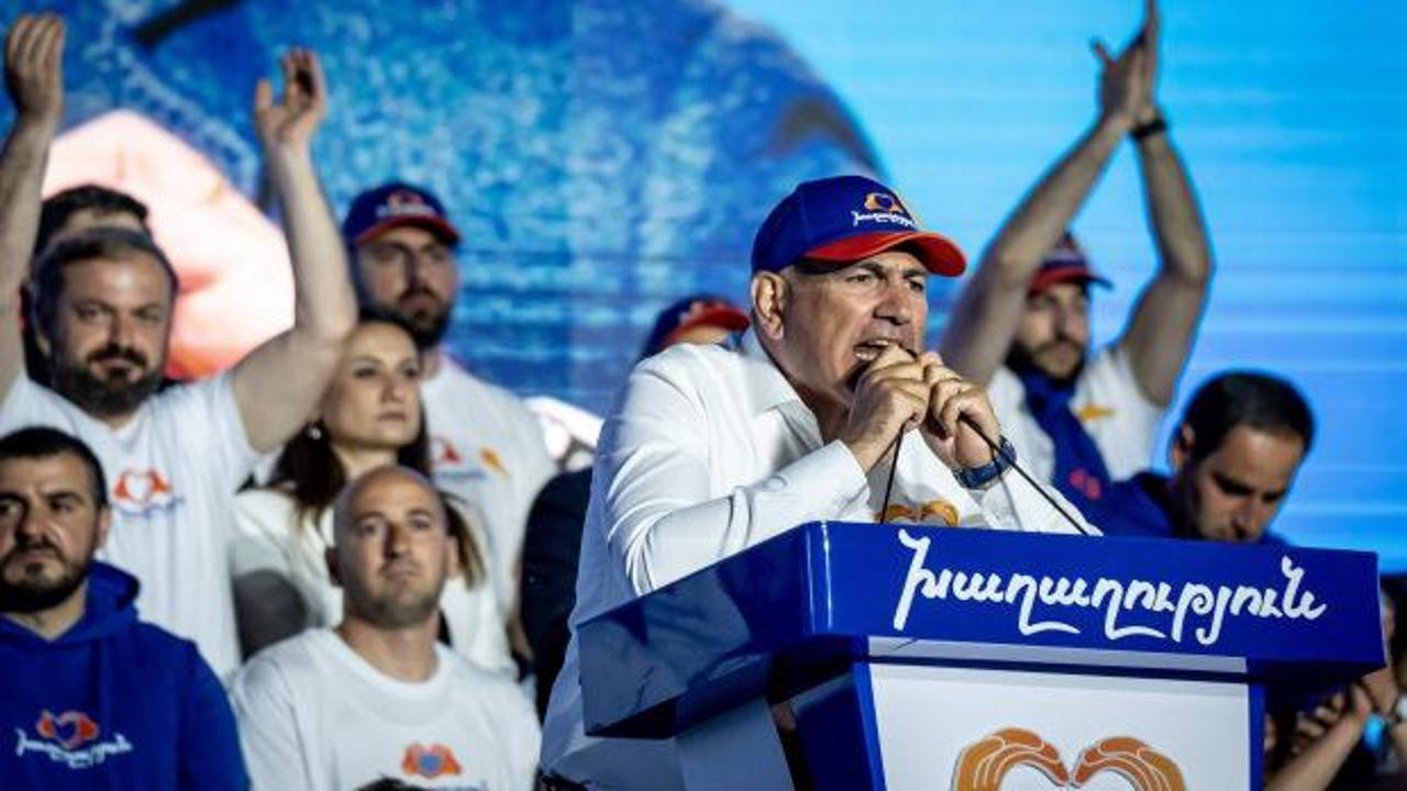 Ermenistan Başbakanı Nikol Paşinyan mecliste konuşma yaparken