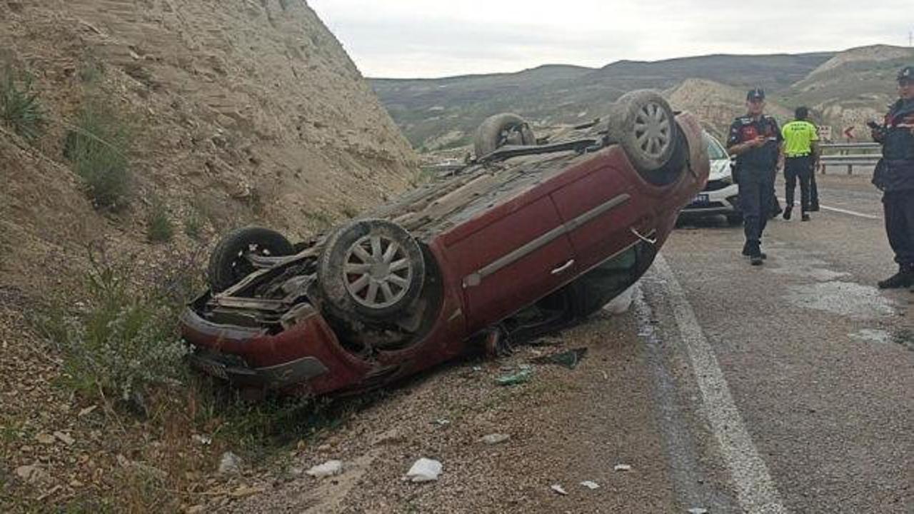 Sivas Gürün'de trafik kazası sonrası takla atmış otomobil.