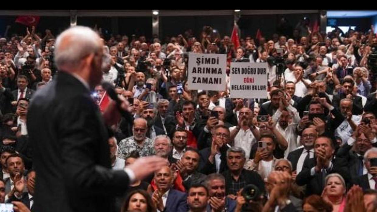 CHP parti binası önünde toplanmış kalabalık