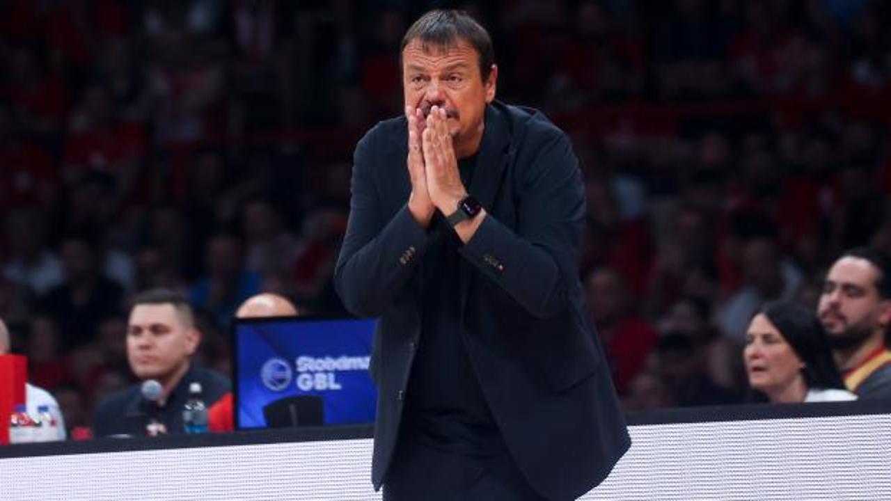 Son ma&ccedil;ta yıkıldılar! Ergin Ataman şampiyonluğu ezeli rakibe kaptırdı