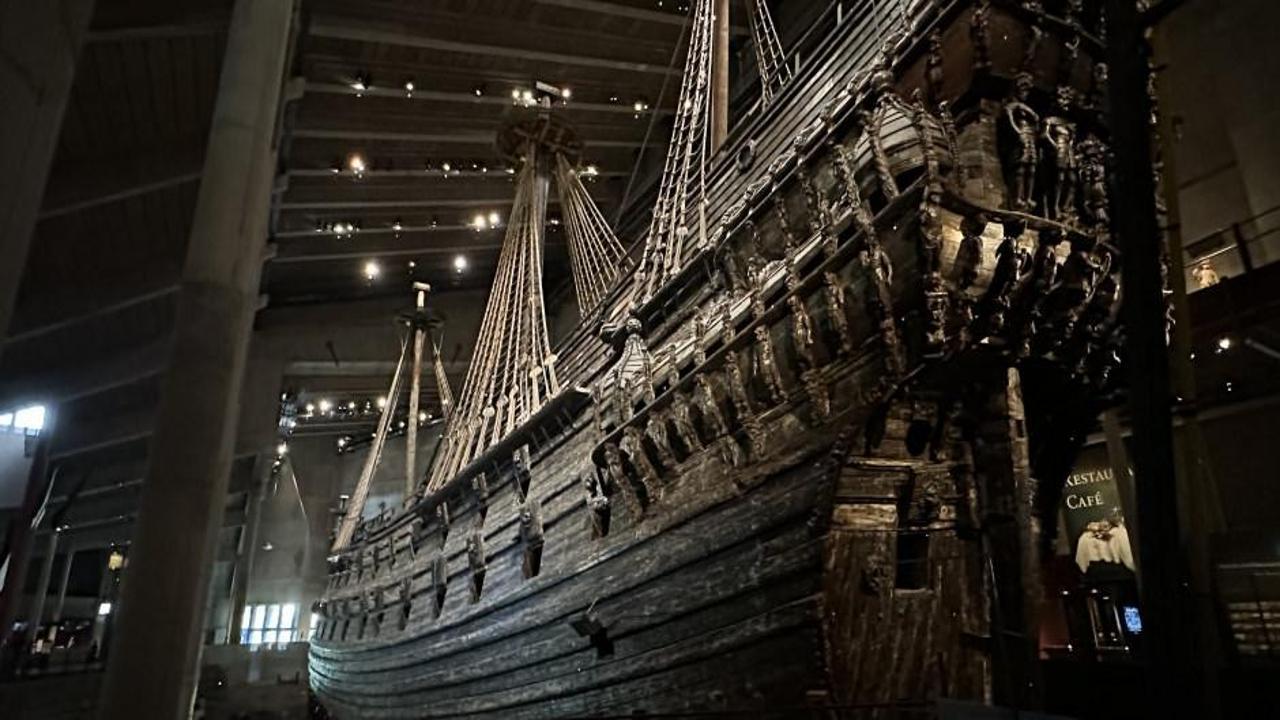 Stockholm'deki Vasa Müzesi'nde sergilenen tarihi Vasa savaş gemisi.