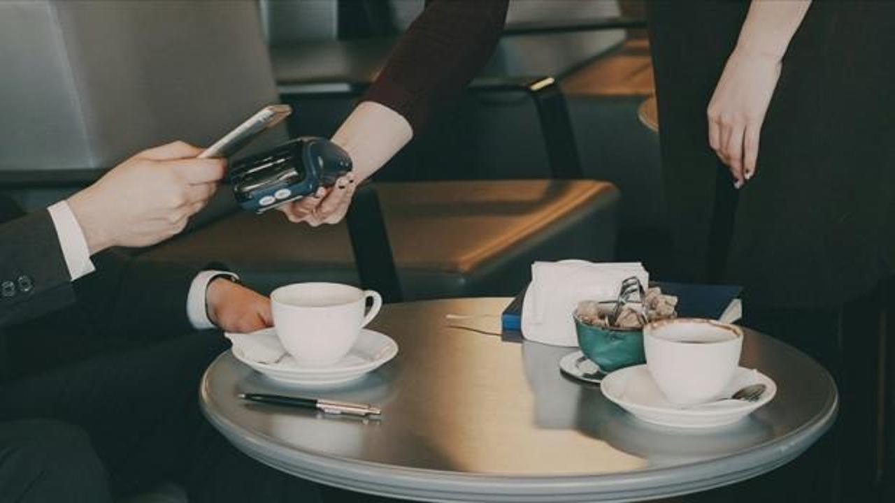 Ticaret Bakanlığı logosu ve para sembolleri ile birlikte 'Servis Ücreti Yasak' yazısı