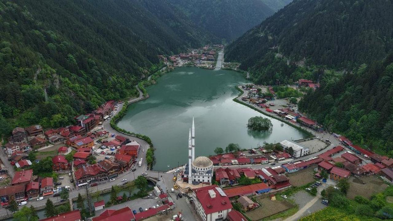 Uzungöl'ün yeşil doğası ve gölü manzarası