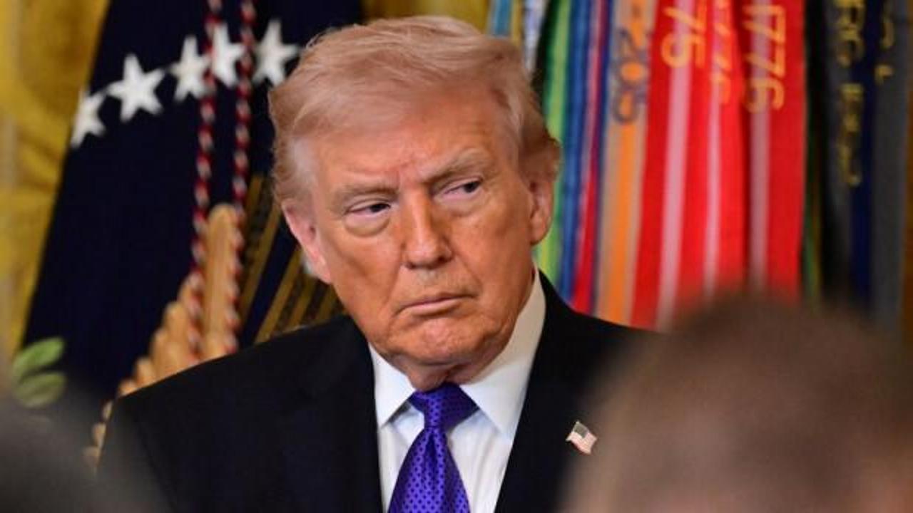 ABD Başkanı Donald Trump ve Küba haritasını temsil eden görseller.