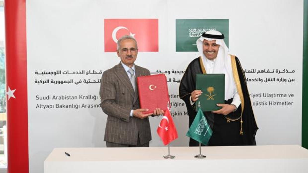 Ulaştırma ve Altyapı Bakanı Abdülkadir Uraloğlu'nun Riyad'da Suudi Arabistanlı yetkililerle bir araya geldiği toplantıdan bir kare.