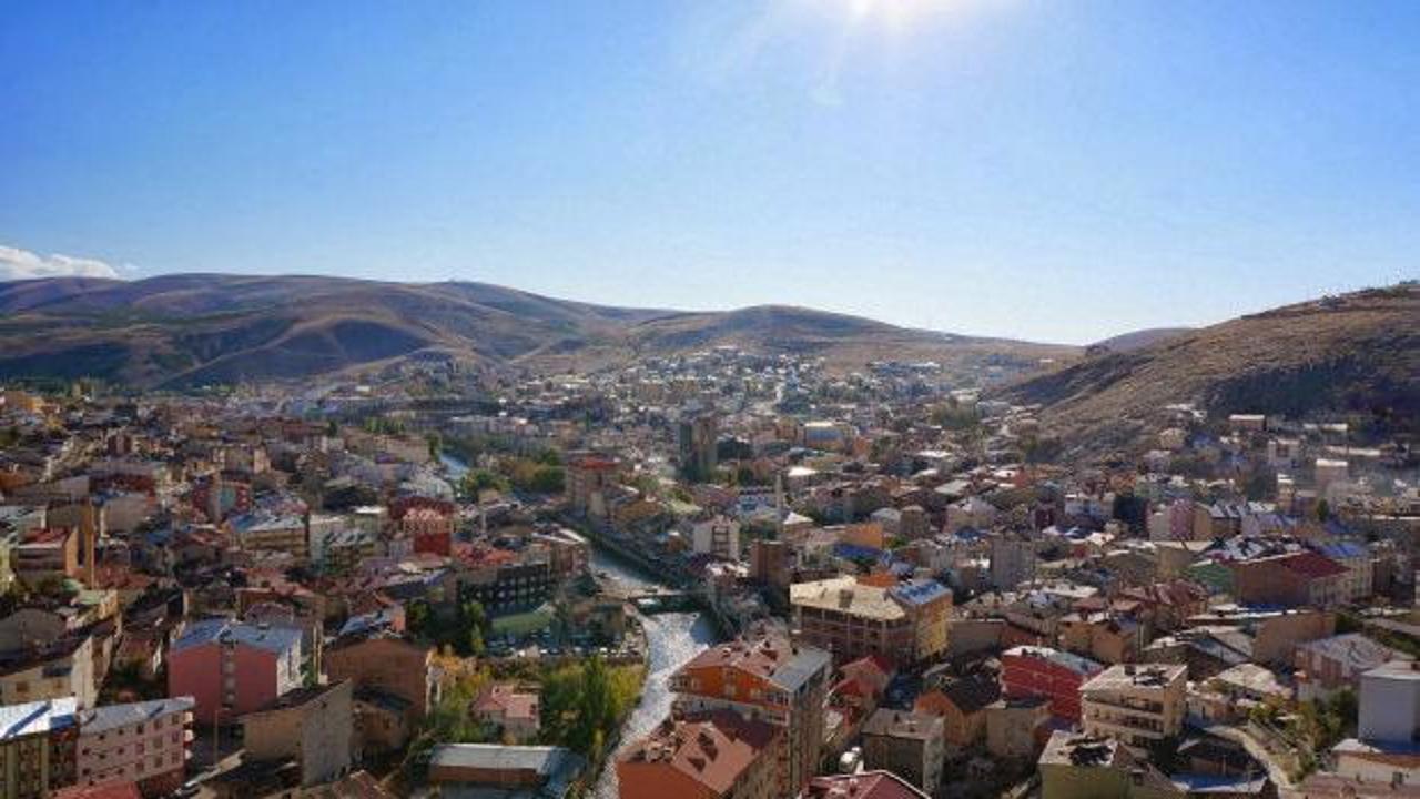 Türkiye haritası üzerinde güvenli şehirleri temsil eden ikonlar.