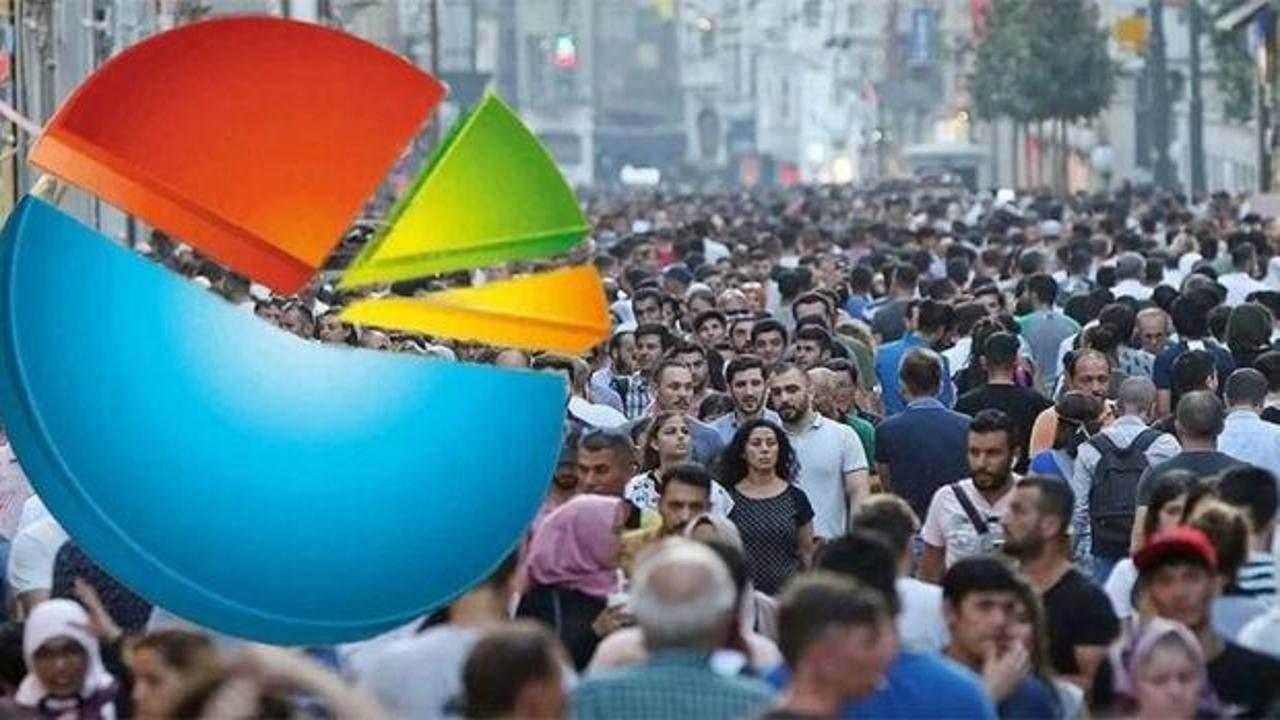 Türkiye haritası üzerinde nüfus grafiği ve aile figürleri.