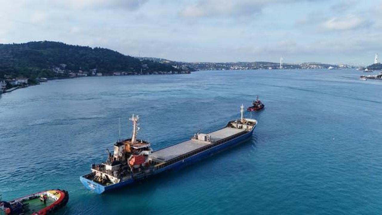 Türk bandıralı TUTUŞ gemisinin İstanbul Boğazı'ndan geçişi
