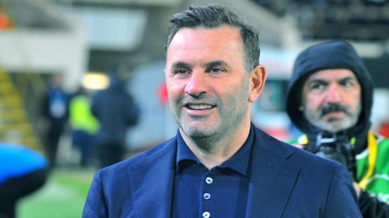 Galatasaray Teknik Direktörü Okan Buruk açıklama yaparken