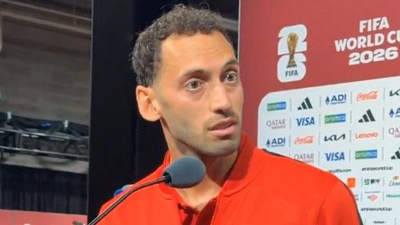 Hakan Çalhanoğlu maç sonrası açıklama yapıyor.