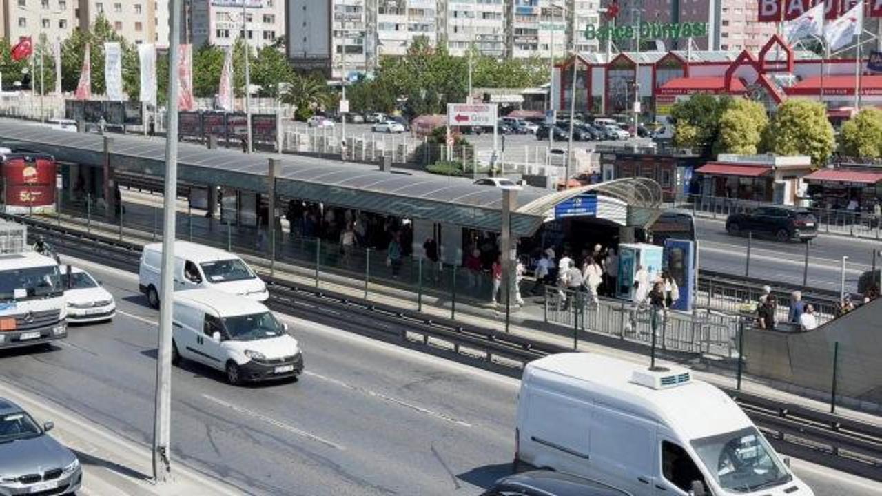Beylikdüzü Metrobüs durağında yaşanan bıçaklı kavga sonrası polis incelemesi.