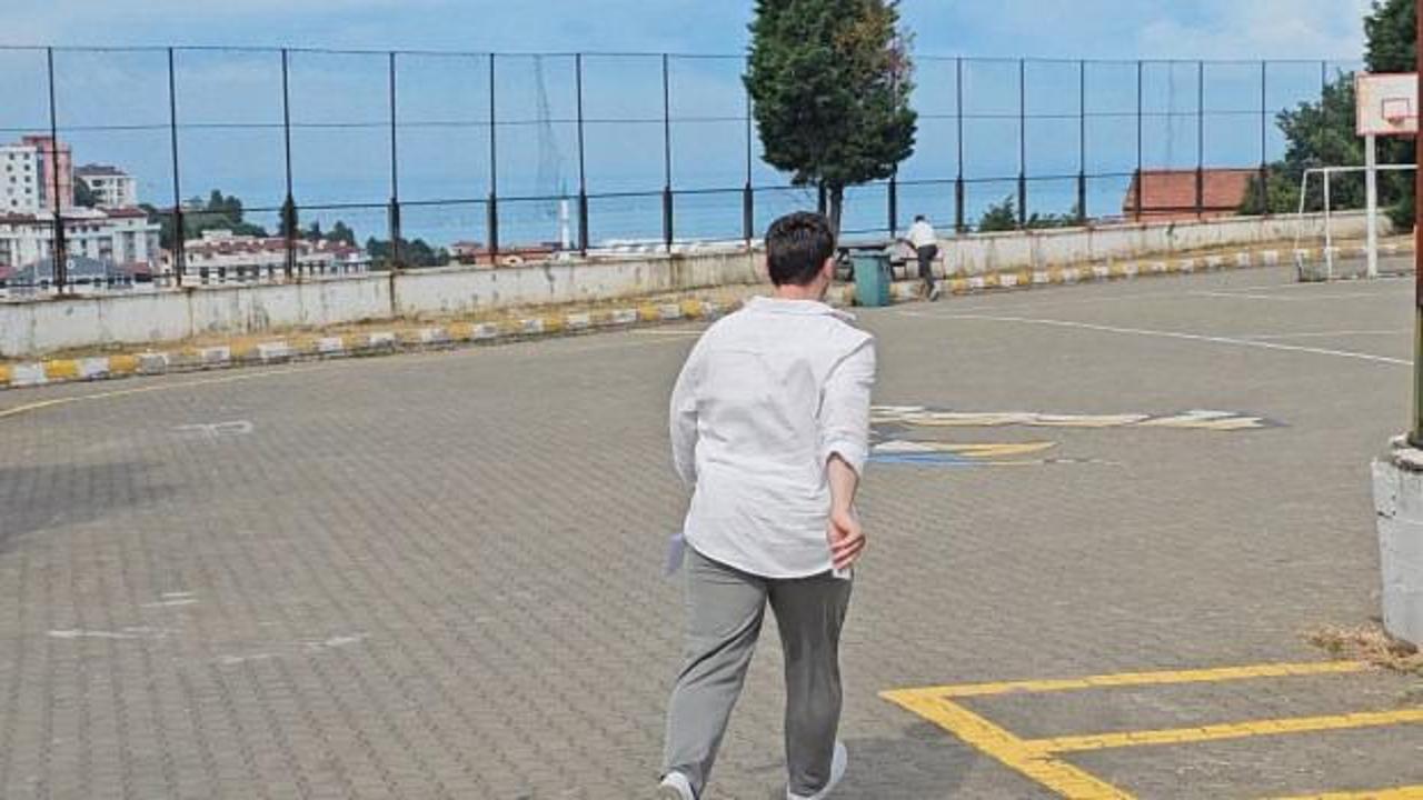 Zonguldak'ta LGS sınavına giren bir öğrencinin kimlik kontrolü sırasında yaşadığı panik anları ve amcasının son anda yetiştiği anı gösteren temsili görsel.