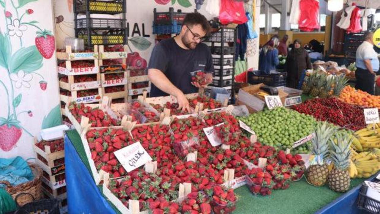 Pazarda çeşitli yaz meyvelerinin sergilendiği tezgahlar