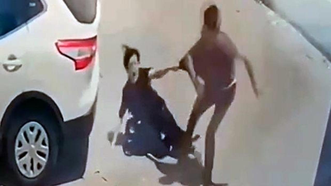 Adana'da sokak ortasında bıçaklı saldırı anı güvenlik kamerası görüntüsü.