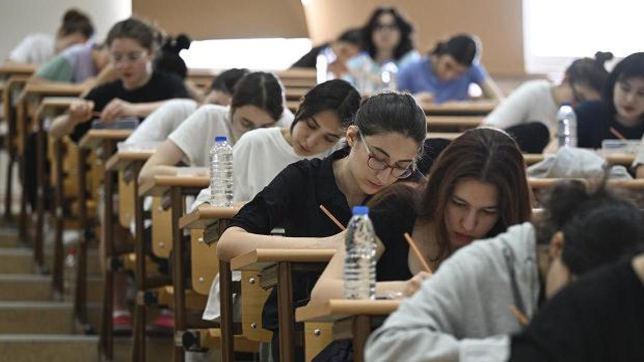 Üniversite sınavına girecek adaylar