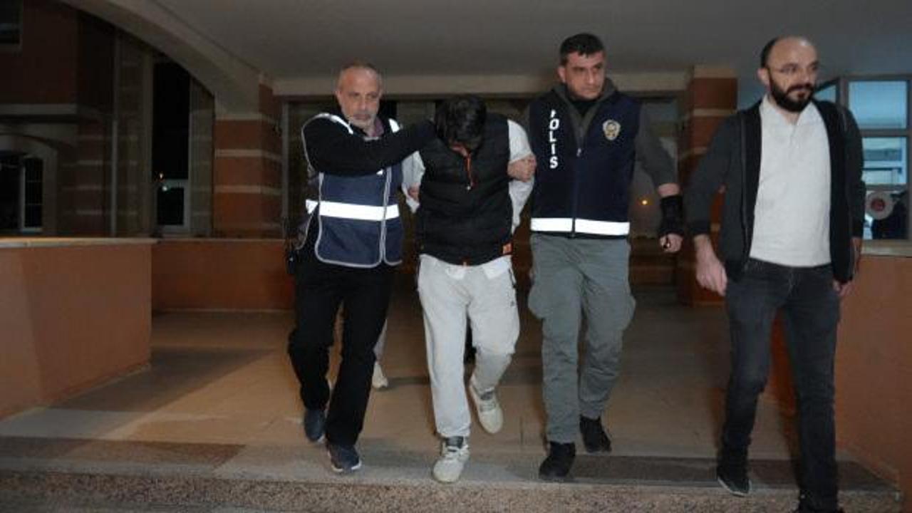 Mahkeme salonunda sanık ve avukatları