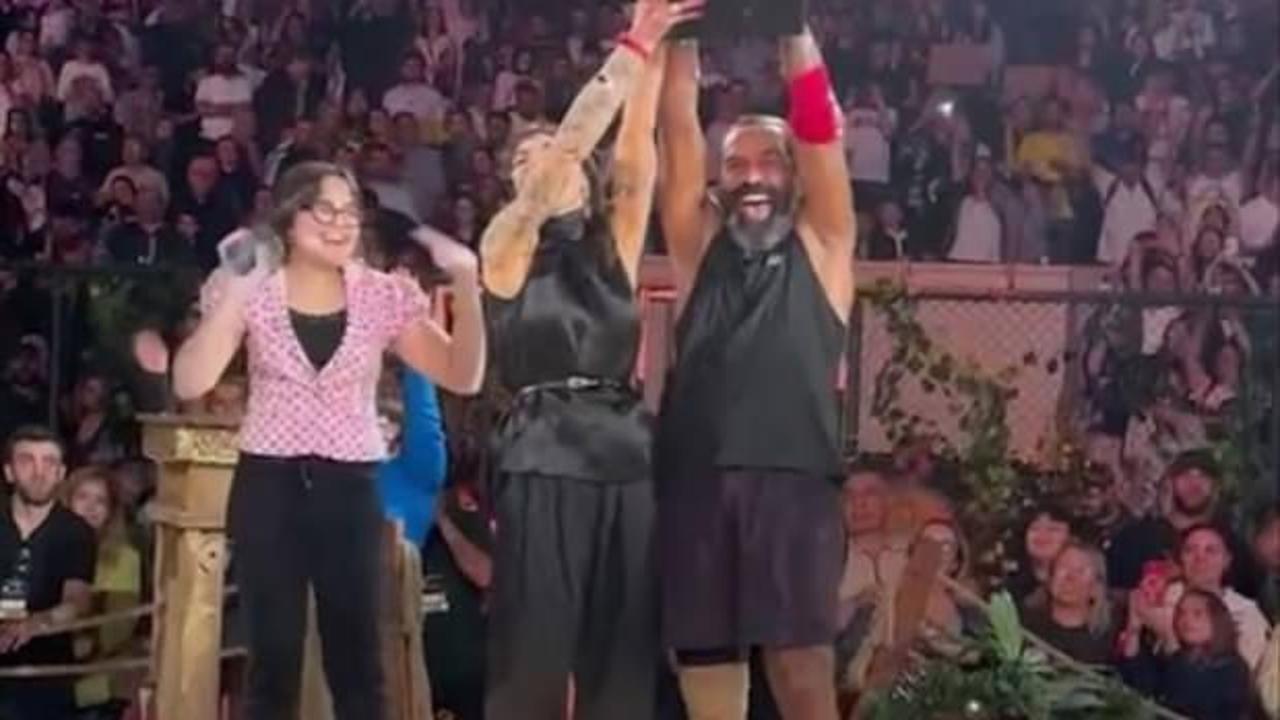 Survivor 2026 şampiyonu Mert Nobre kupasını kaldırıyor.