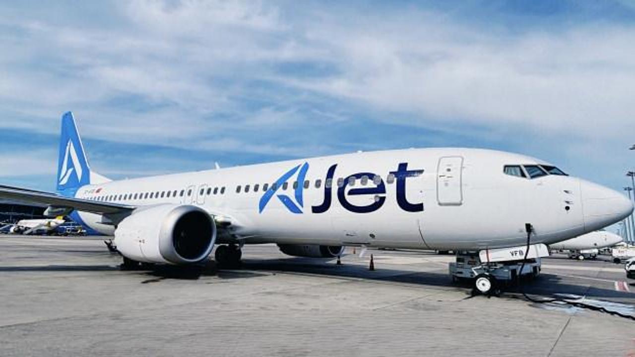 AJet uçağı pistte ilerliyor