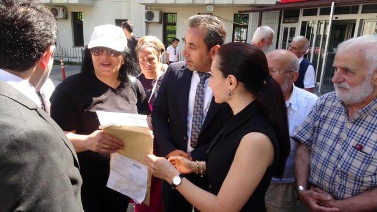 Mülkiyet sorununun çözülmesinin ardından tapularını alan vatandaşların sevinci