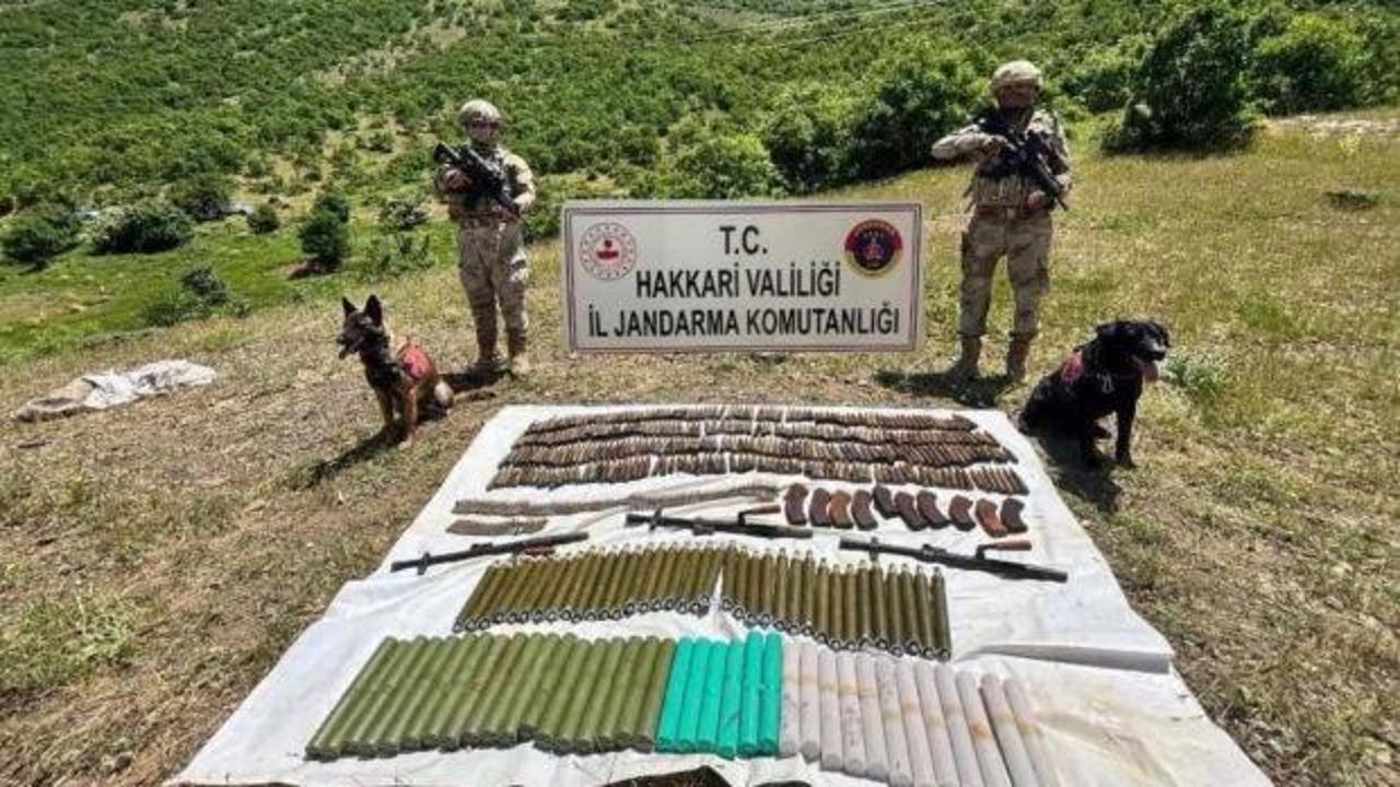 Güvenlik güçlerinin operasyon sırasında ele geçirdiği silah ve mühimmatlar.