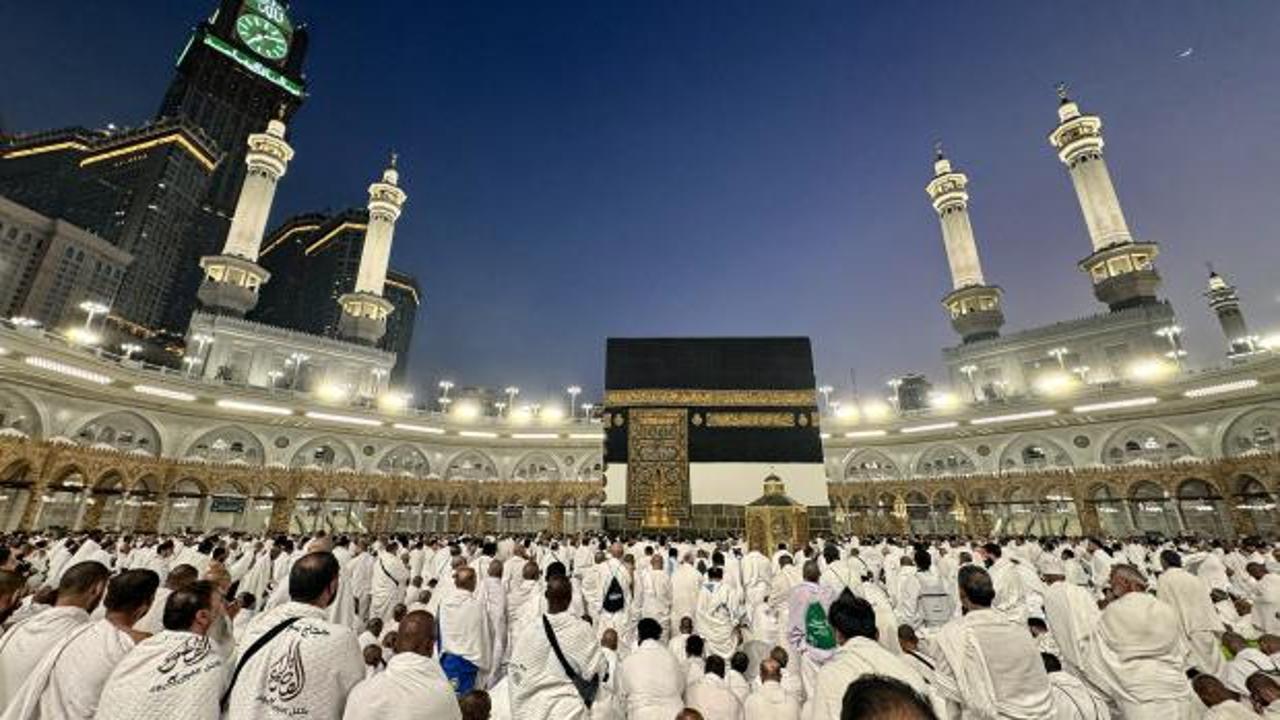 2027 hac ibadeti için ön kayıt ve kayıt yenileme işlemlerinin başladığını duyuran Diyanet İşleri Başkanlığı logosu.