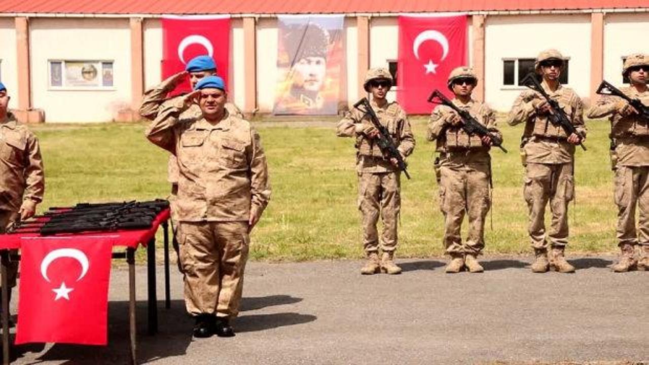 Yüzde 60 engelli Mahmut Şerafettin Demirbaş, askeri üniformasıyla çocuklarıyla birlikte kışlada hatıra fotoğrafı çektiriyor.