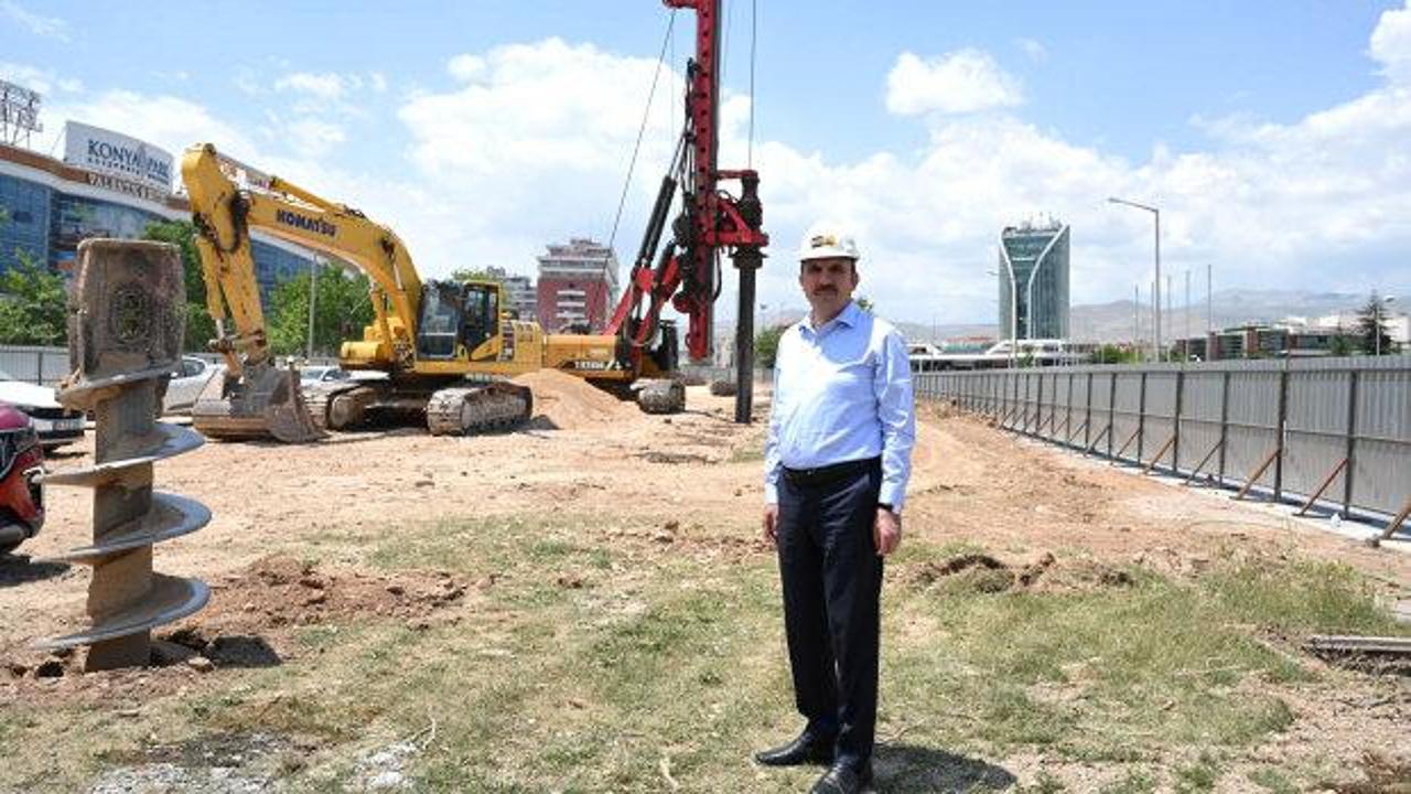 Konya Büyükşehir Belediye Başkanı Uğur İbrahim Altay, tramvay hattı inşaatını inceliyor.